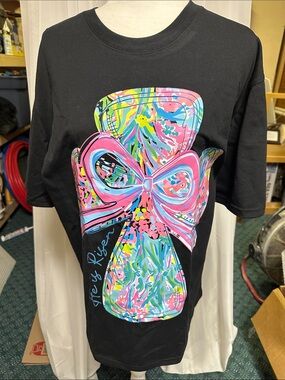 💐 NWOT Lilly Pulitzer Black Short Sleeve Tee with Multicolor Cross Graphic
